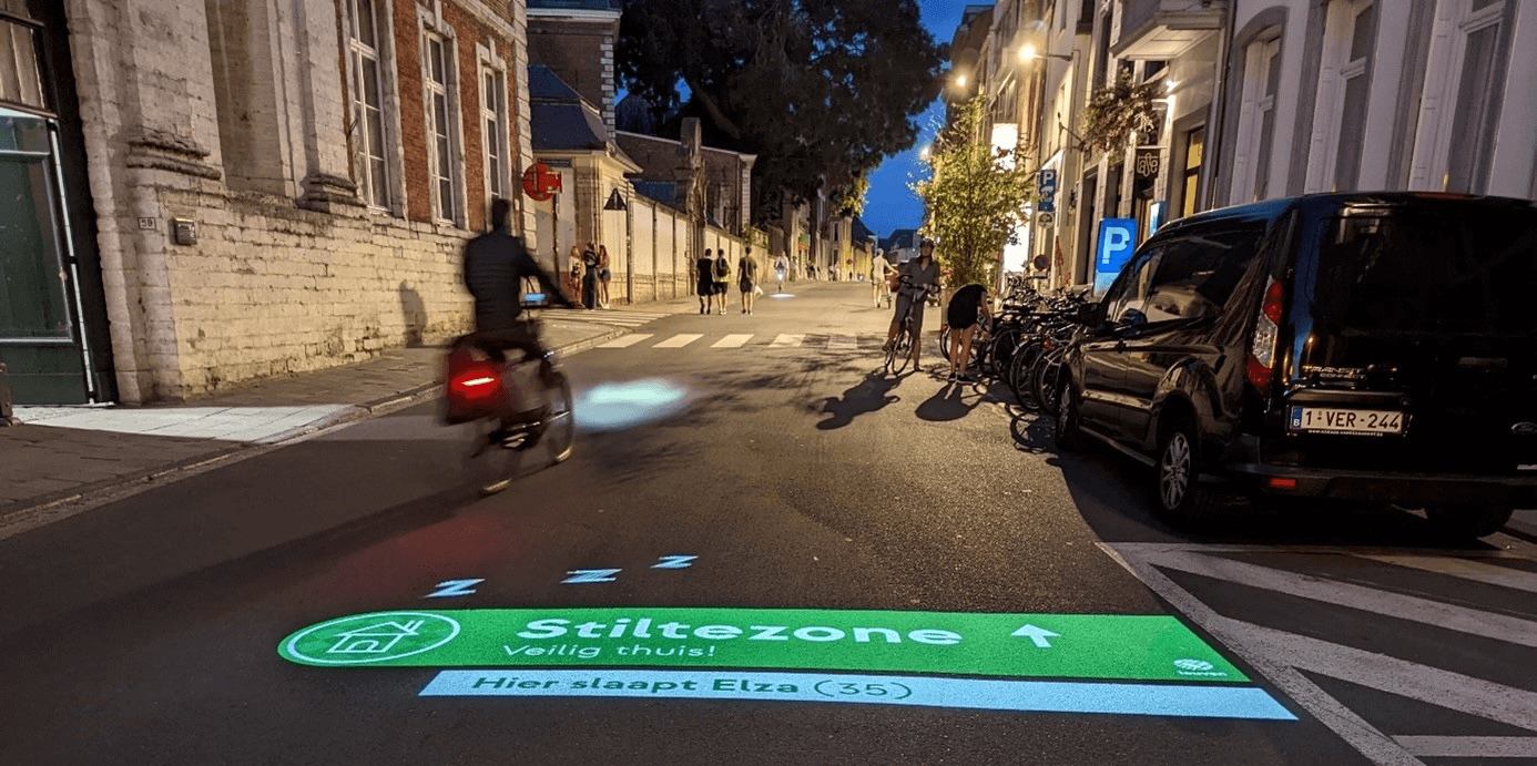 Nachtelijke projectie op het wegdek om uitgaanspubliek te bewegen minder luidruchtig te zijn. Foto: Stad Leuven