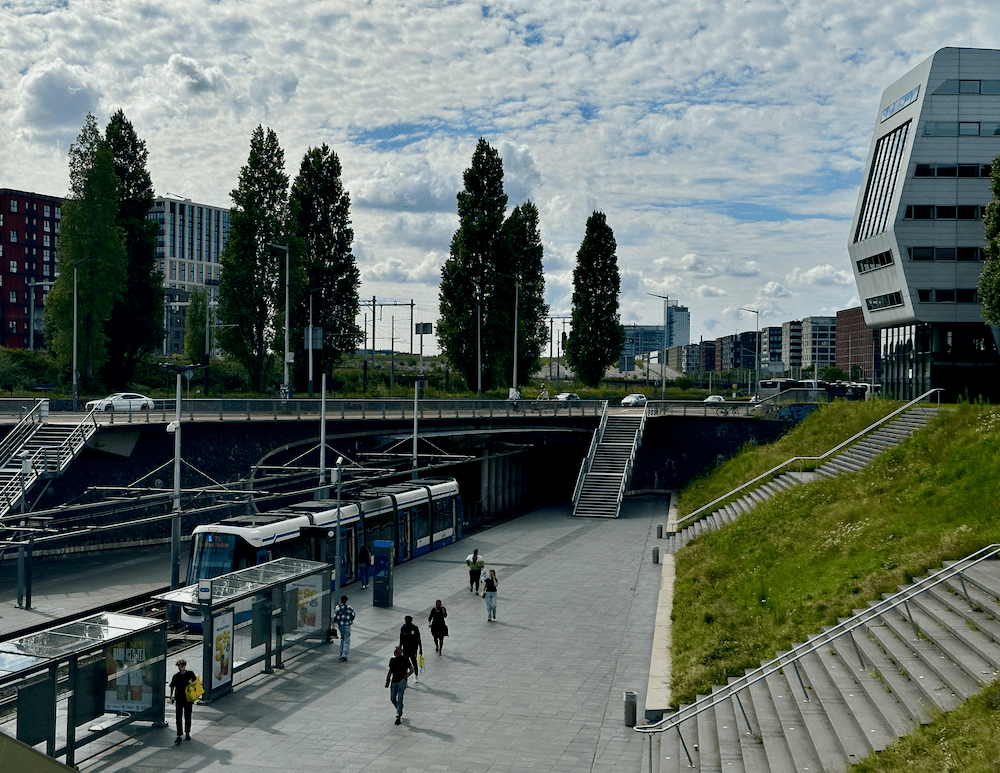 De verdiepte halte van de sneltram in het Rietlandpark
