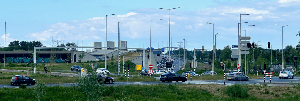 Brasapark - het park bovenop de tunnel van de A9 in Amsterdam-Zuidoost