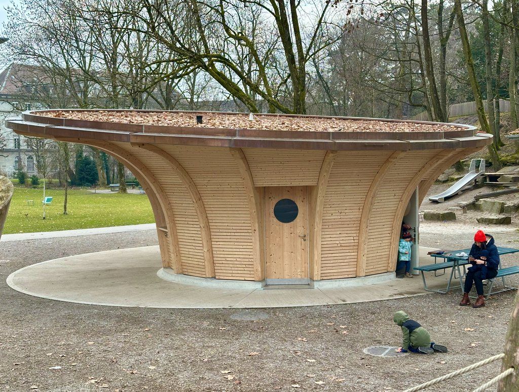 Deze kiosk in een parkje in Zürich heeft door het ronde grondplan en gewelfd oppervlak een positieve invloed op de akoestische verblijfskwaliteit in de nabijheid. Beeld: Michiel Huijsman