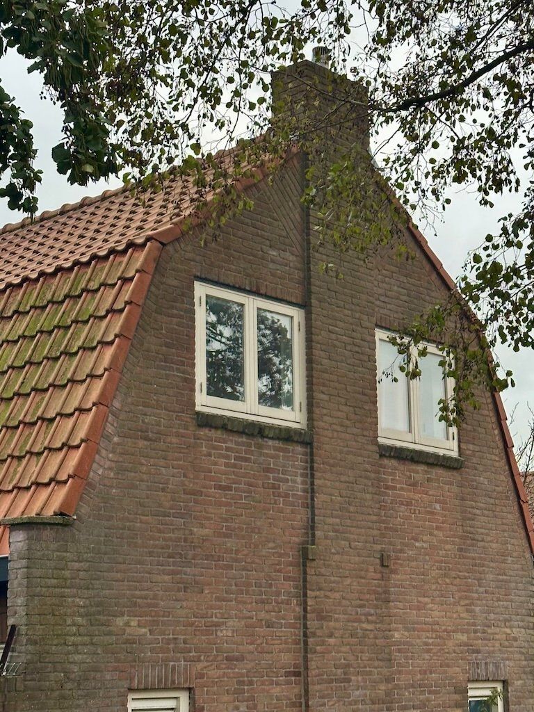 Een mansardedak (ook wel gebroken dak genoemd), is een zadeldak met geknikte dakvlakken. Beeld: Michiel Huijsman