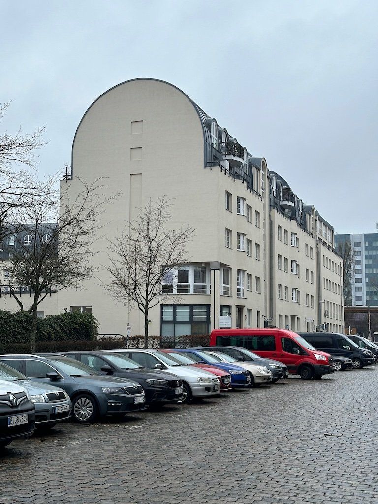 Gebouwen met ronde daken hebben een optimale afschermende werking. Beeld: Michiel Huijsman
