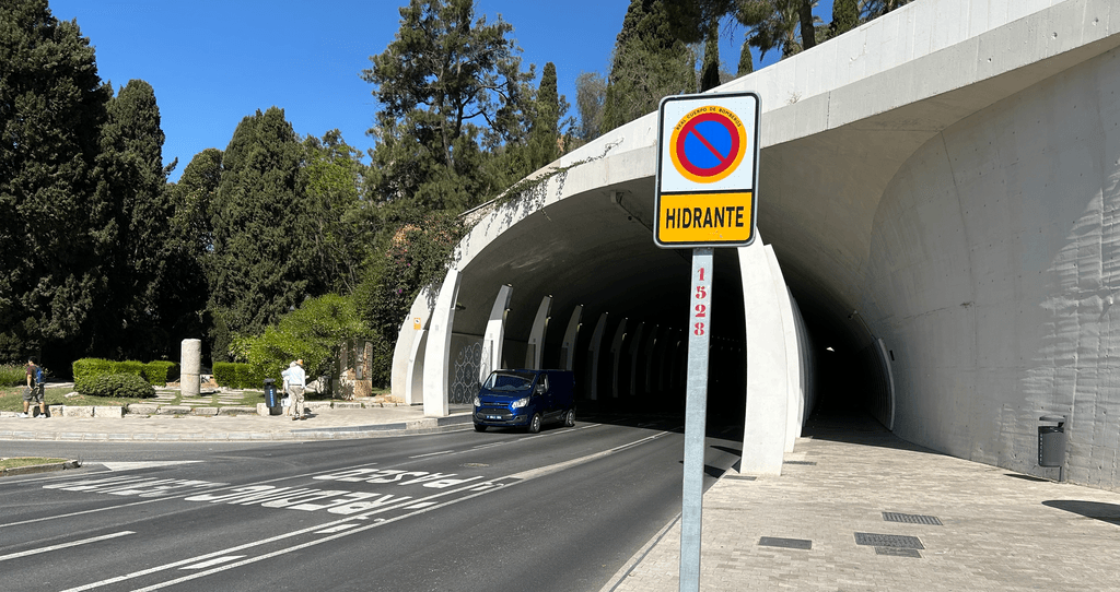 De Calle Túnel de la Alcazaba gezien vanuit de Paseo de Reding. Aan de rechterkant (niet zichtbaar op de beeld) bevinden zich de zes fonteintjes.