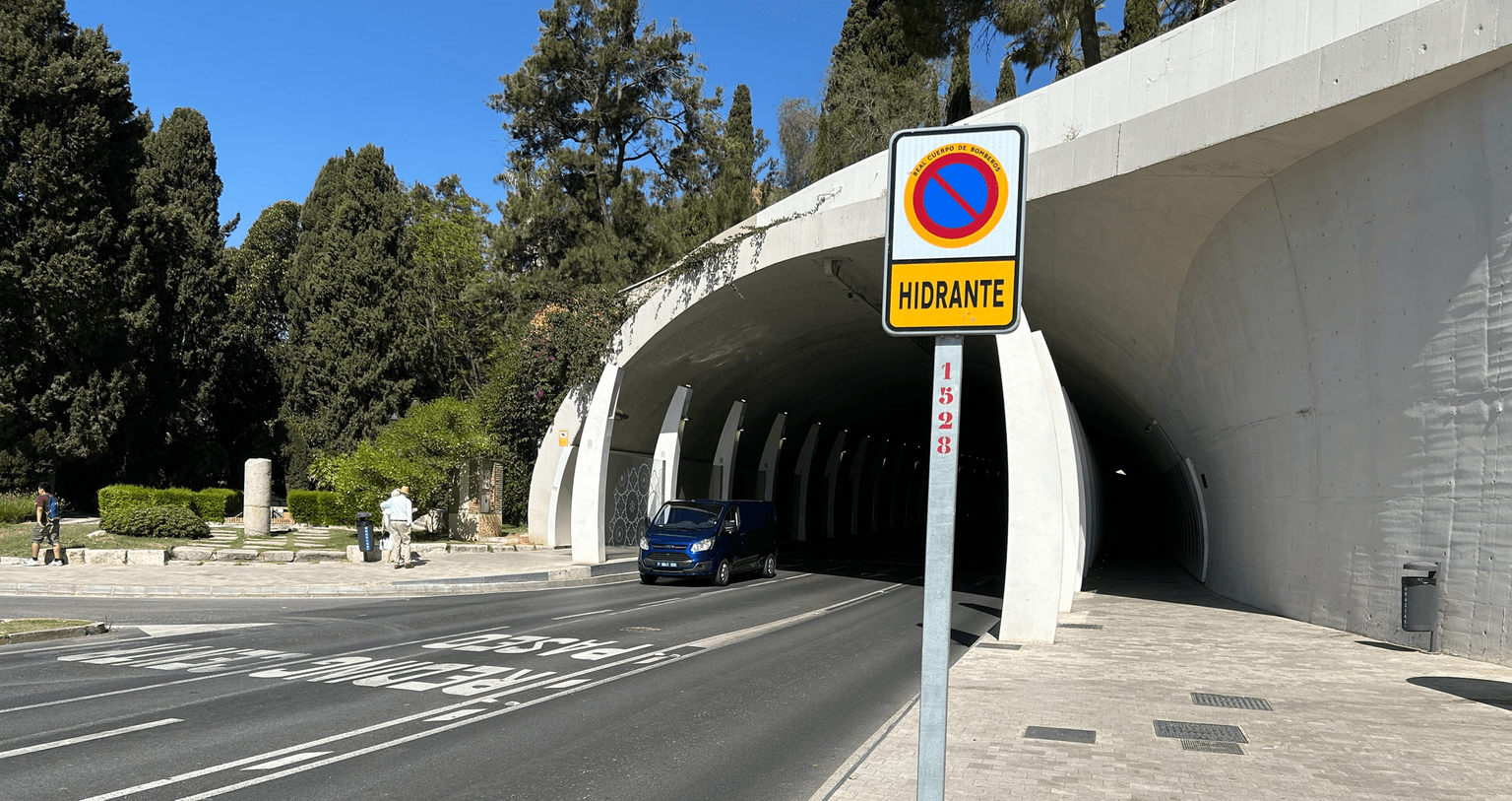 De Calle Túnel de la Alcazaba gezien vanuit de Paseo de Reding. Aan de rechterkant (niet zichtbaar op de foto) bevinden zich de zes fonteintjes.