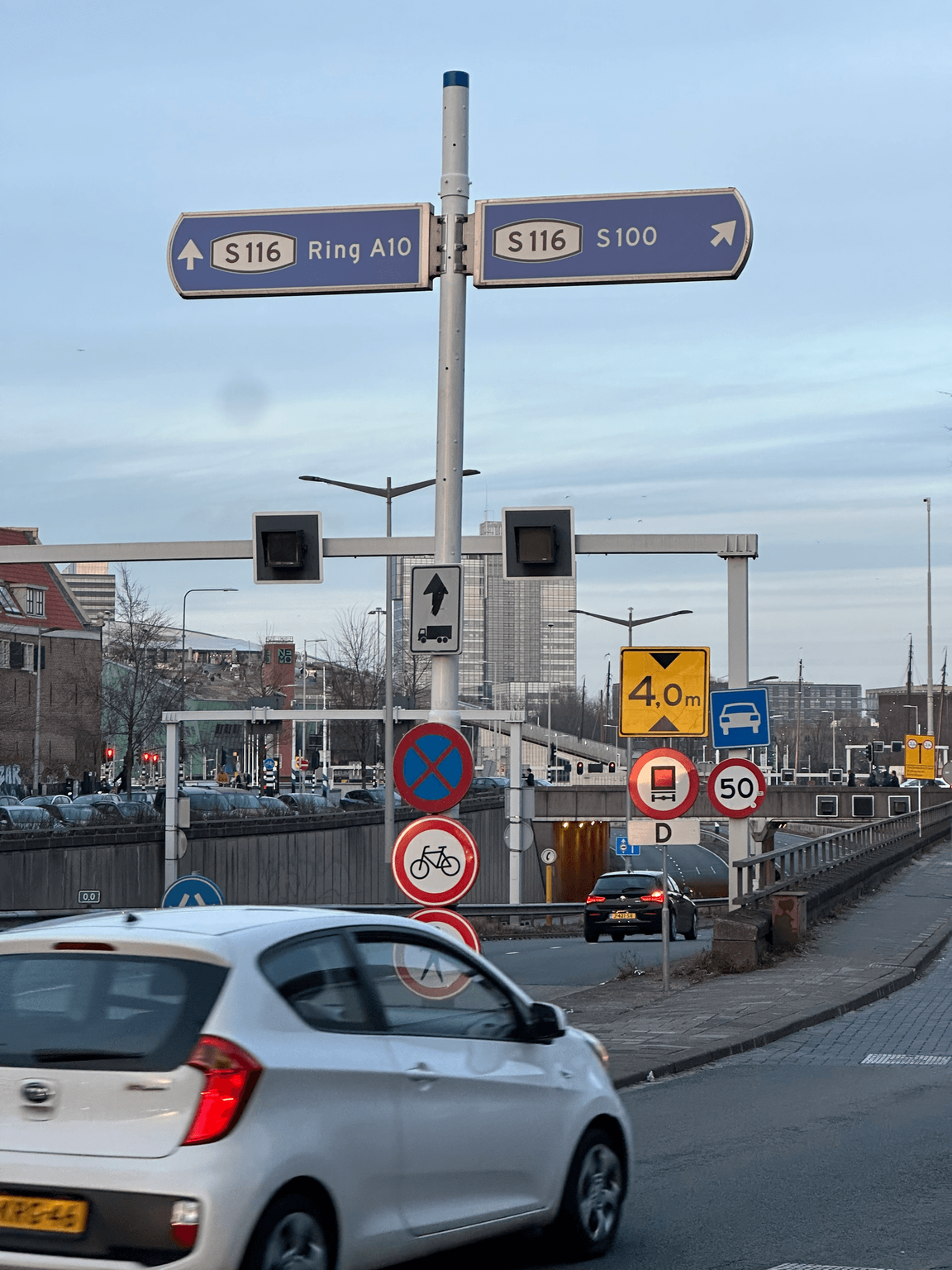 Precies waar de vangrail eindigt van de als snelweg vormgegeven inrit naar de IJtunnel is de ingang van het parkje.