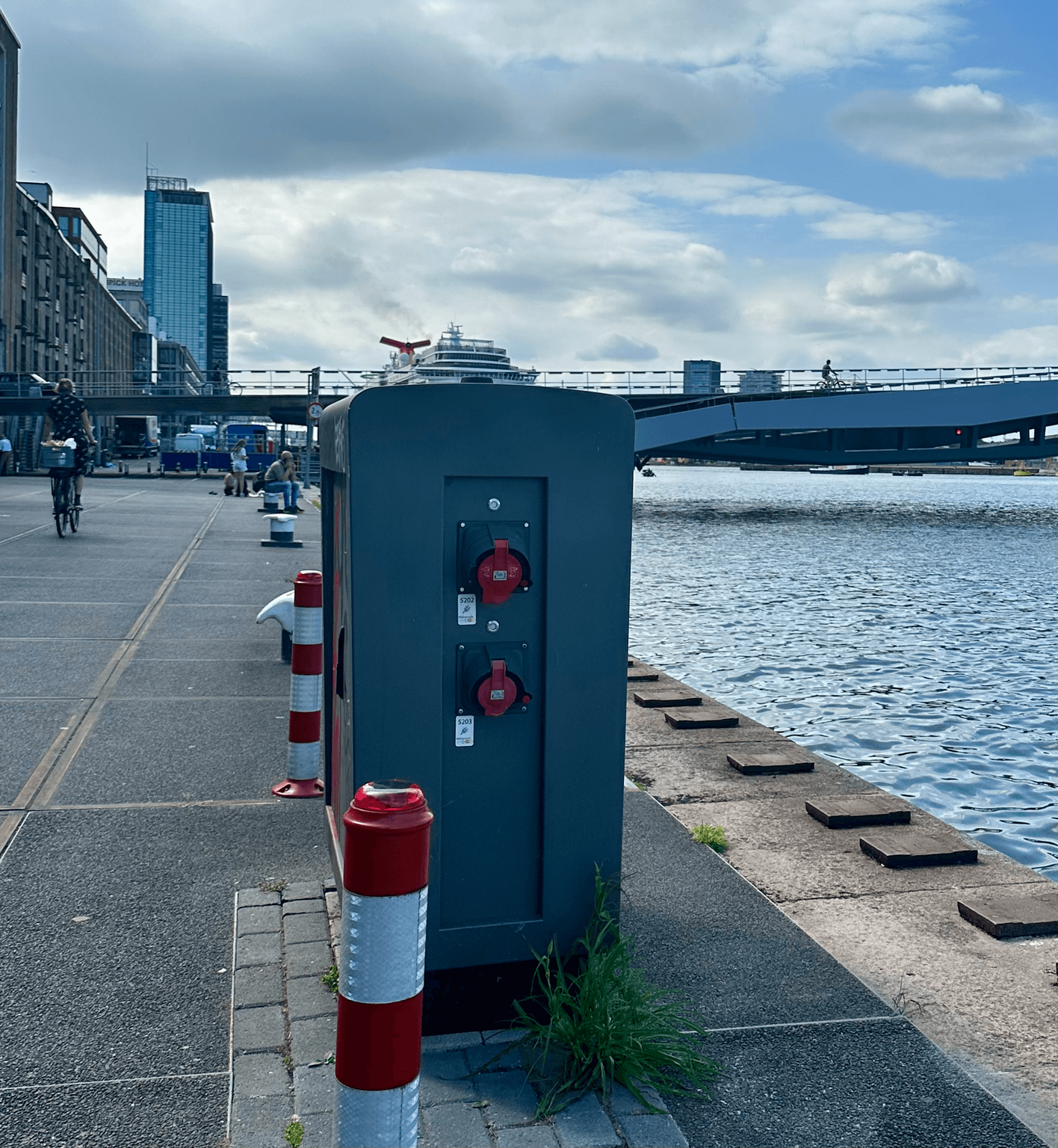 Een walstroomaansluiting voor afgemeerde binnenvaartschepen
