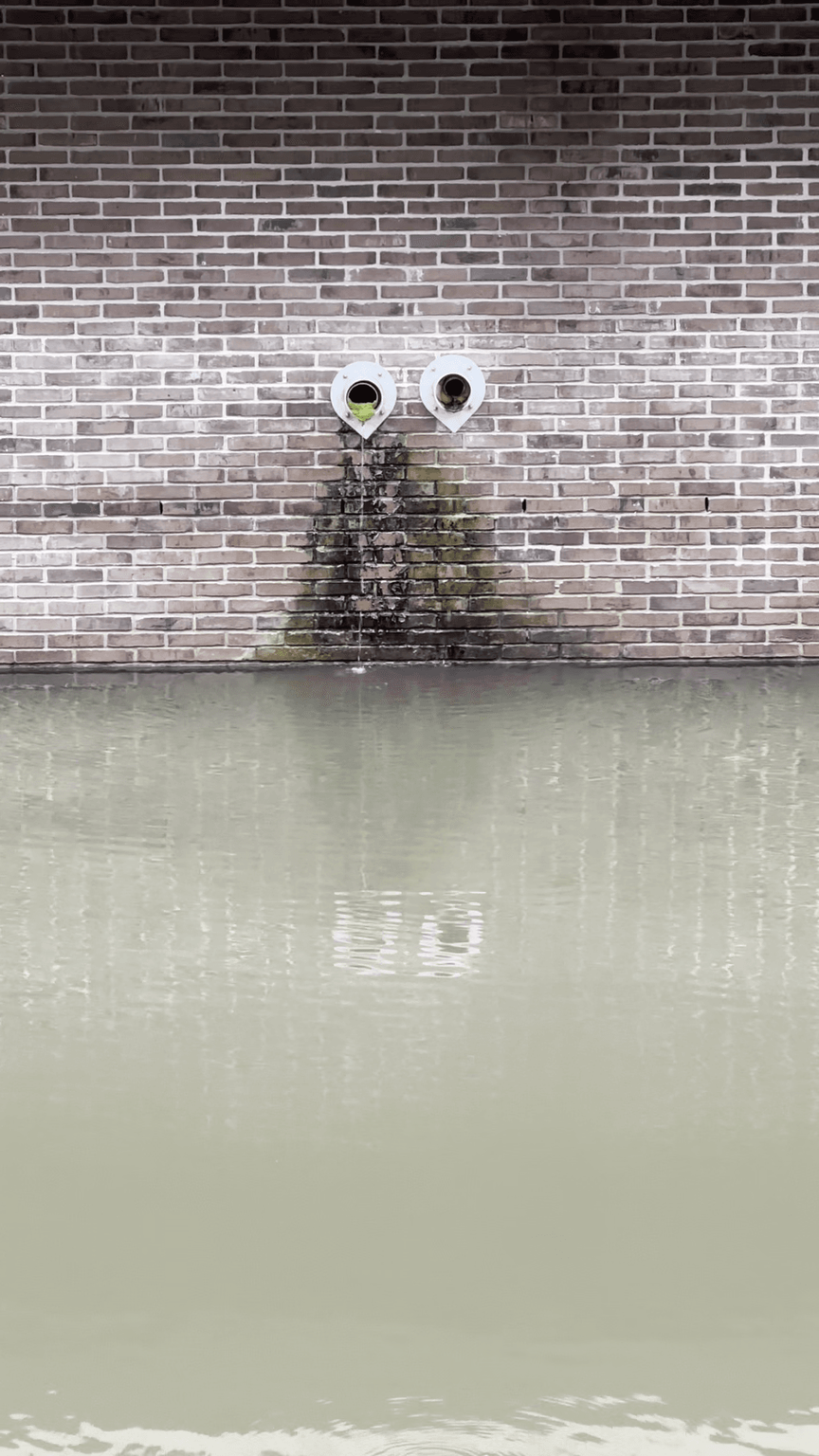 Ook lang nadat het heeft geregend is het geluid van klaterend water te horen uit de waterspuwers die worden gevoed uit de platte daken